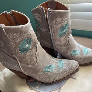 Dingo Gray and Green Ankle Boots with Modern Comfort